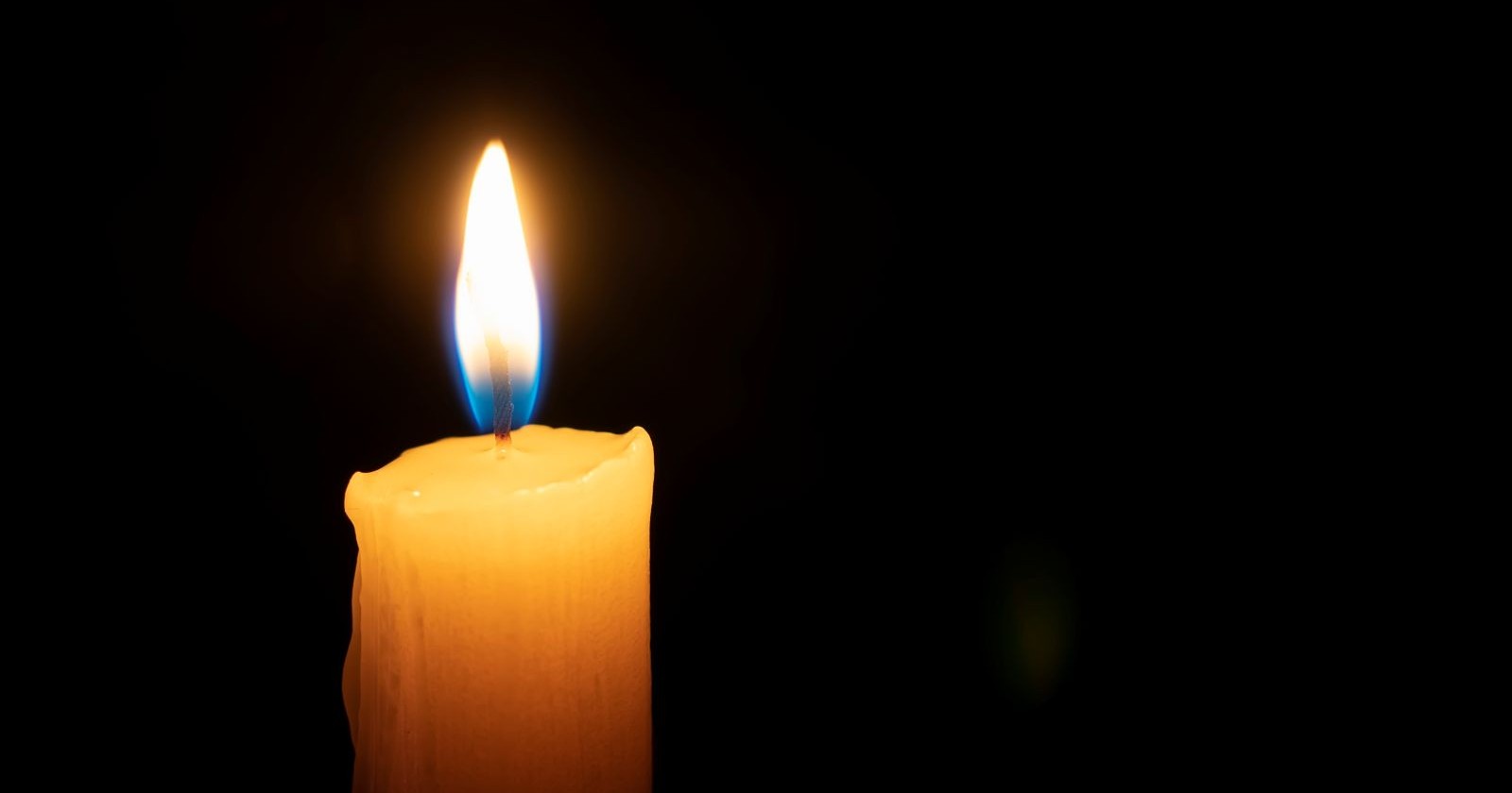Trauerkerze im Dunkeln