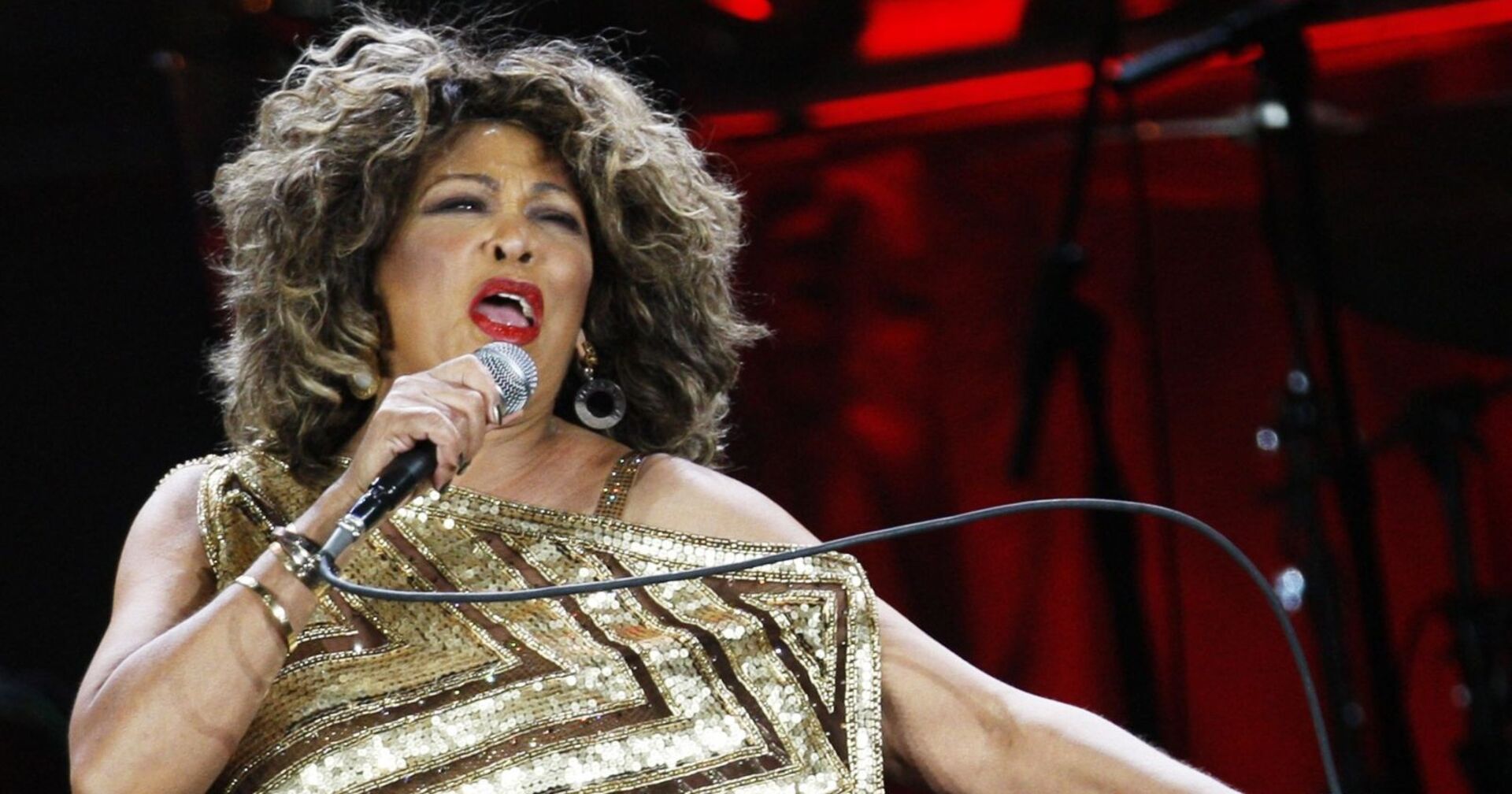 Tina Turner mit Mikrophon auf der Bühne