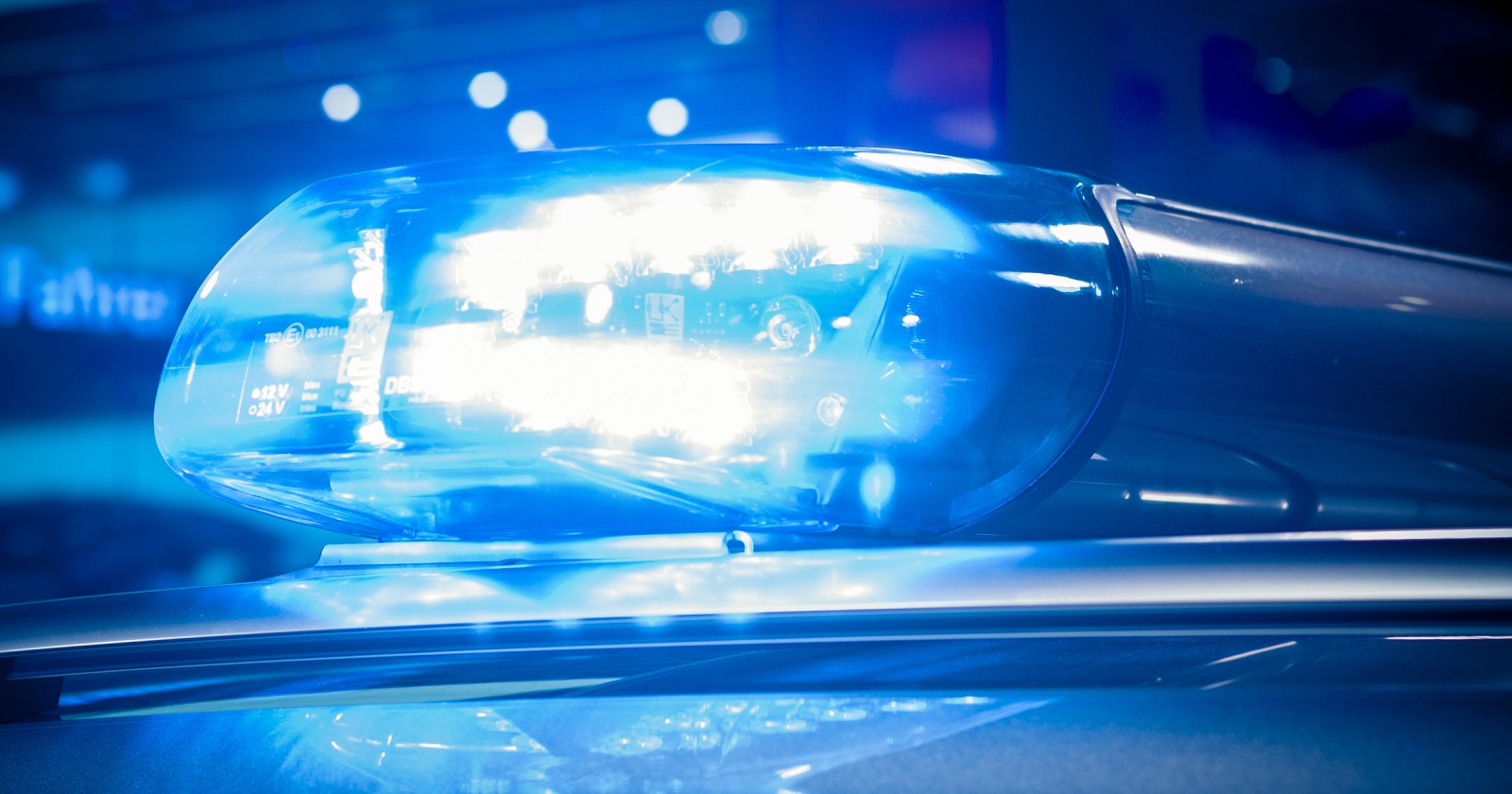 Blaulicht eines Polizeifahrzeugs im nächtlichen Einsatz - Themenbild für den schweren Verkehrsunfall auf der A12 in Tirol.