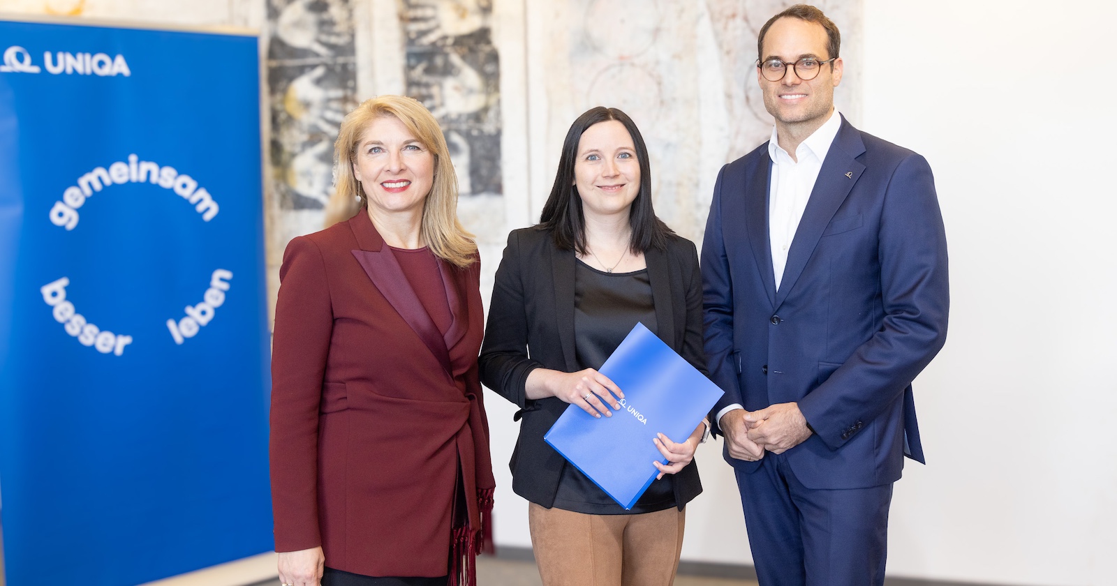 Frauen-Duo und Uniqa-Vrstand mit den gedruckten Studienergebnisse