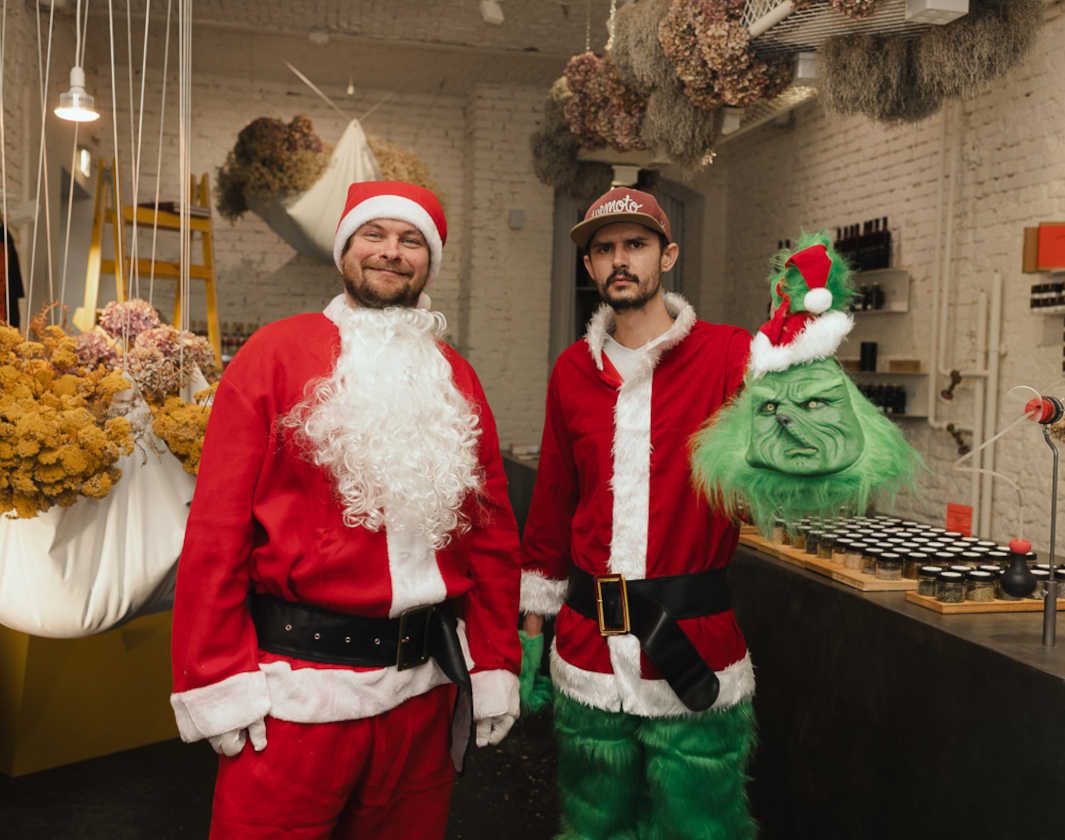 Zwei Männer in einem Weihnachtsmann-Kostüm