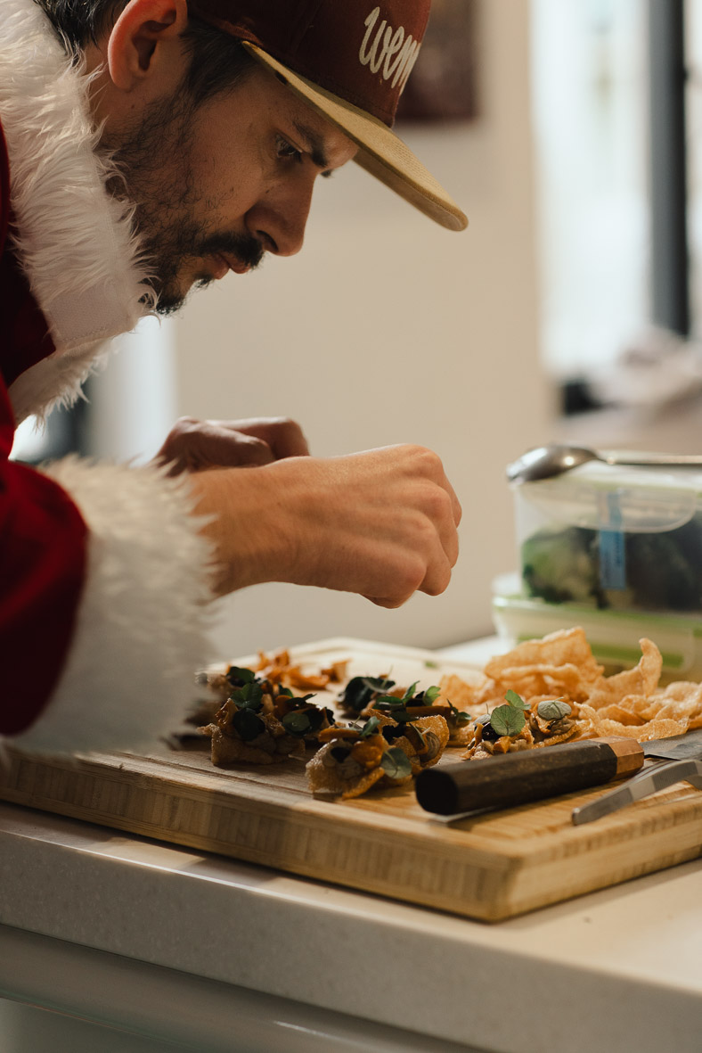 Ein Mann kocht ein Essen