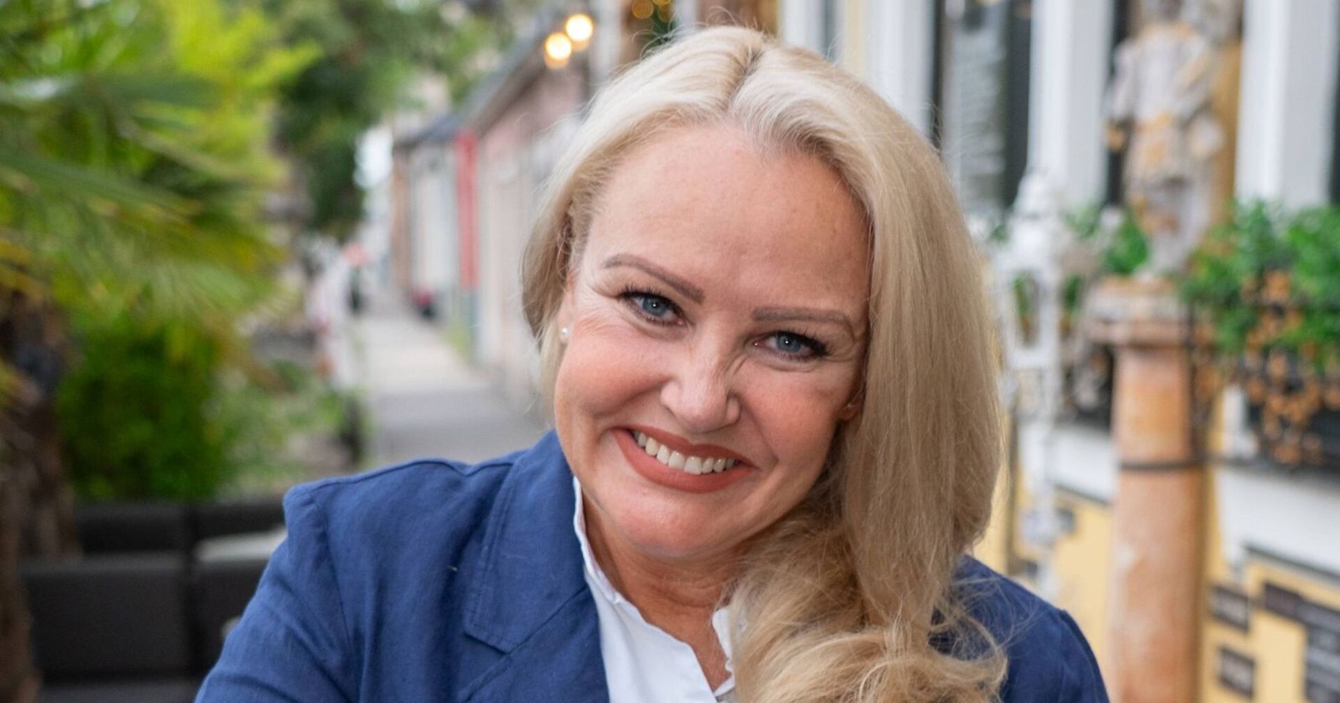 Porträt von Verena Scheitz, die lächelnd in die Kamera blickt – die Moderatorin startet nach ihrem ORF-Aus mit Kabarett neu durch.