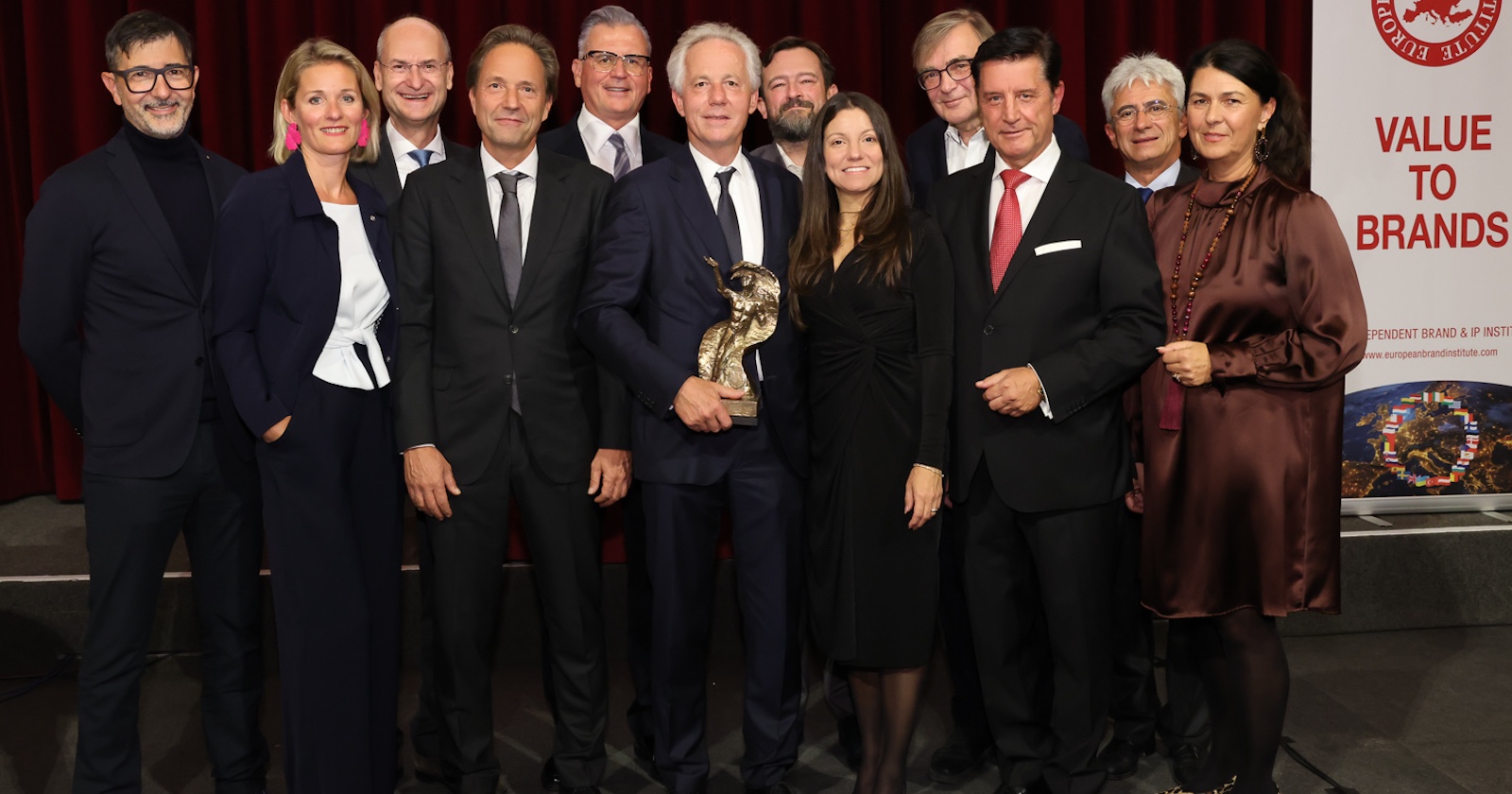 Gruppenbild mit dem Gewinner des Brand Life Awards 2025