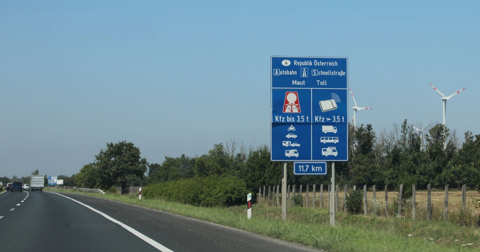 Straßenschild mit dem Symbol der Vignette, die Sie kaufen müssen, um die österreichischen Autobahnen zu überqueren