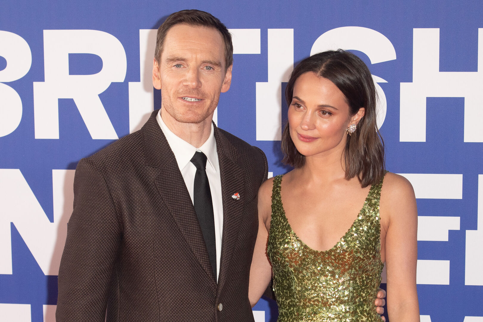 Eine Frau und ein Mann posieren auf einem Event