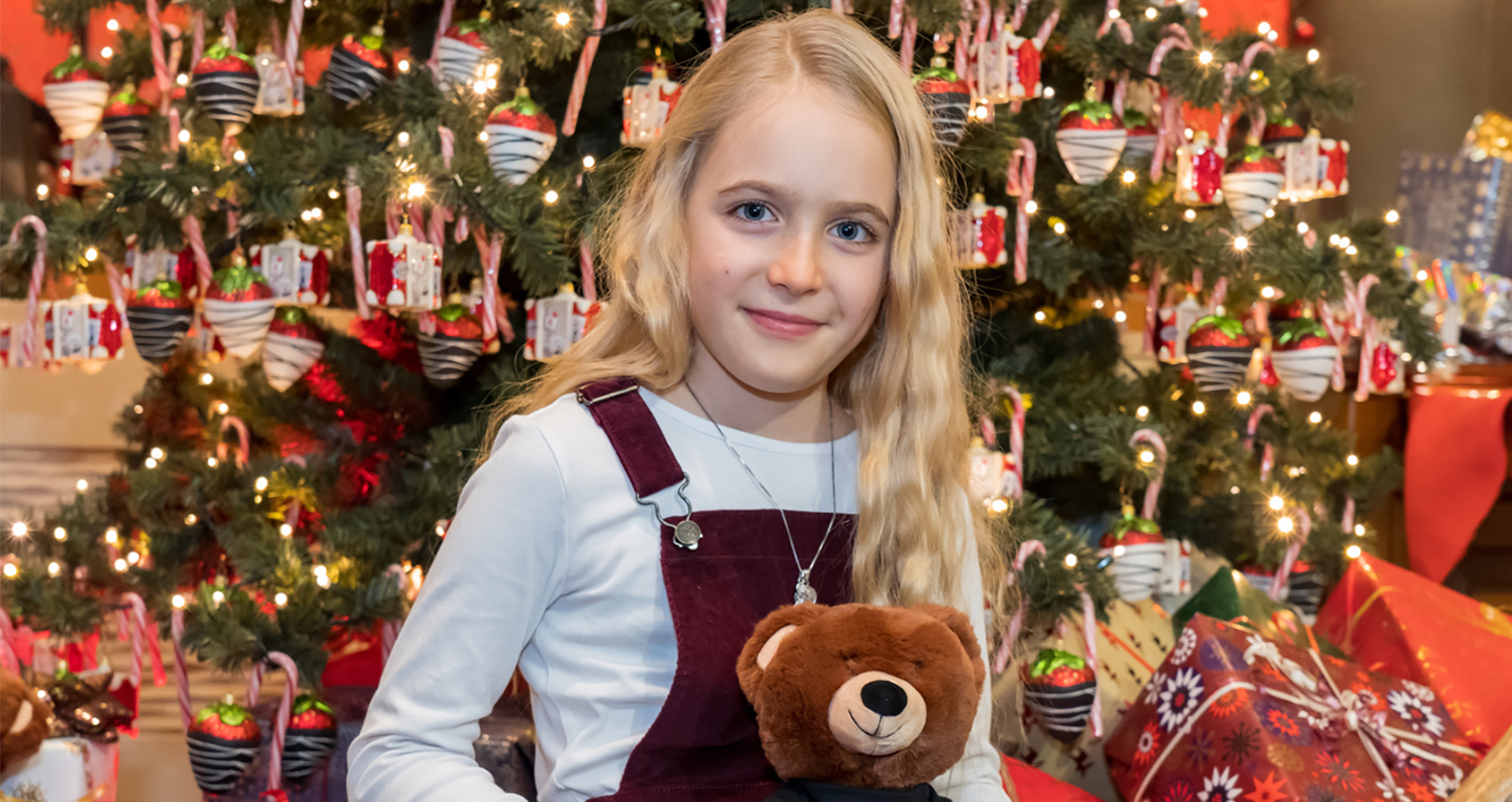 Mädchen vor geschmückten Weihnachtsbaum | Credit: Vienna Marriott Hotel