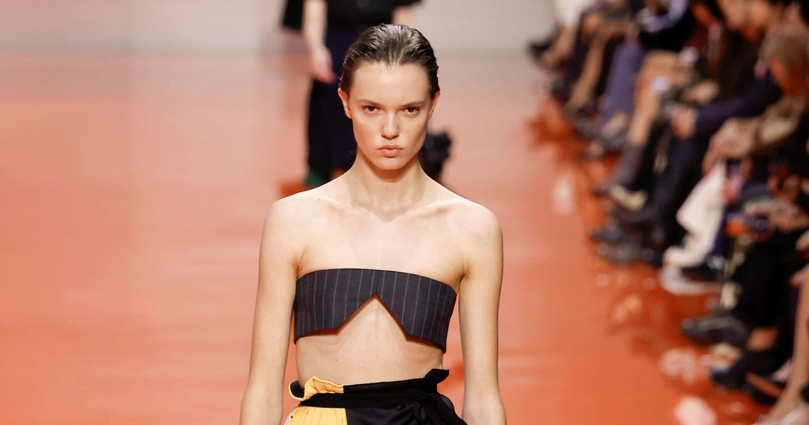 Anna Hoyos auf dem Laufsteg