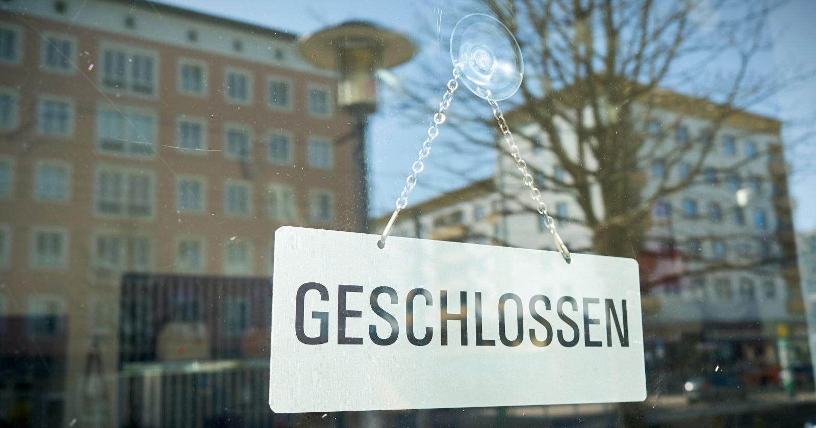 &quot;Geschlossen-Schild&quot; am Aushang eines Geschäfts