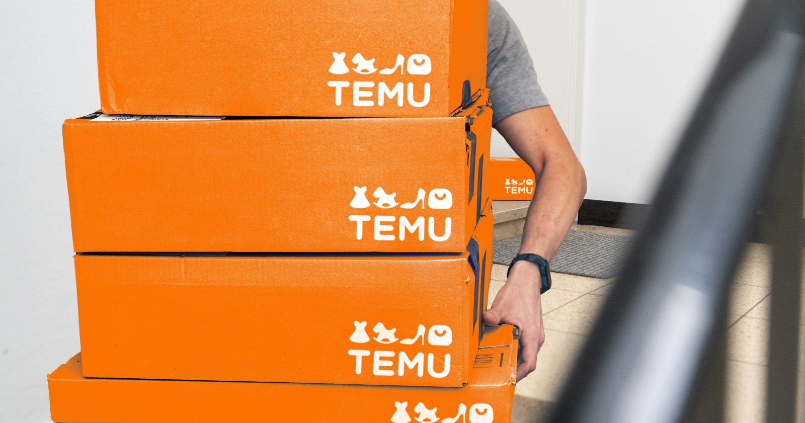 Ein Bote stellt Temu-Pakete zu: In einem Wiener Warenlager wird wegen grober Verstöße ermittelt.