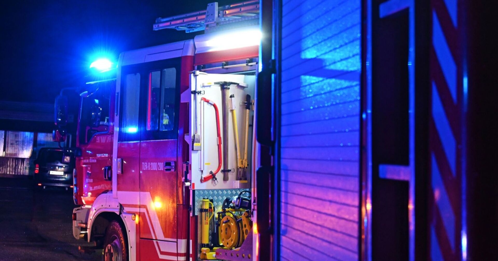 Feuerwehrwagen in der Nacht, an dem die Sirene aktiviert ist