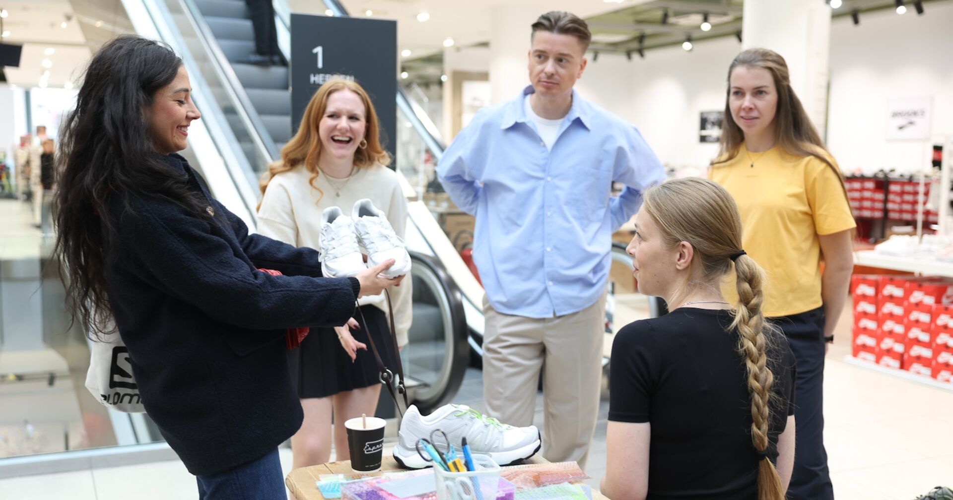 Gruppenbild im Schuhgeschäft