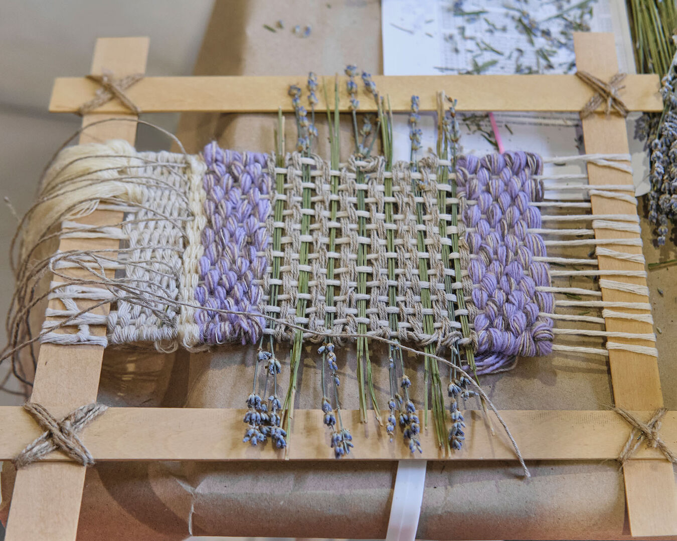 Ein gewebter Mini-Wandteppich | Credit: iStock.com/Irina Kononova