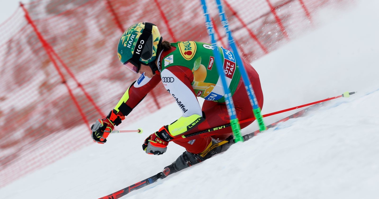 Skirennläuferin Julia Scheib fährt beim Riesentorlauf in Sölden 2025 durch ein Tor auf der schneebedeckten Piste.