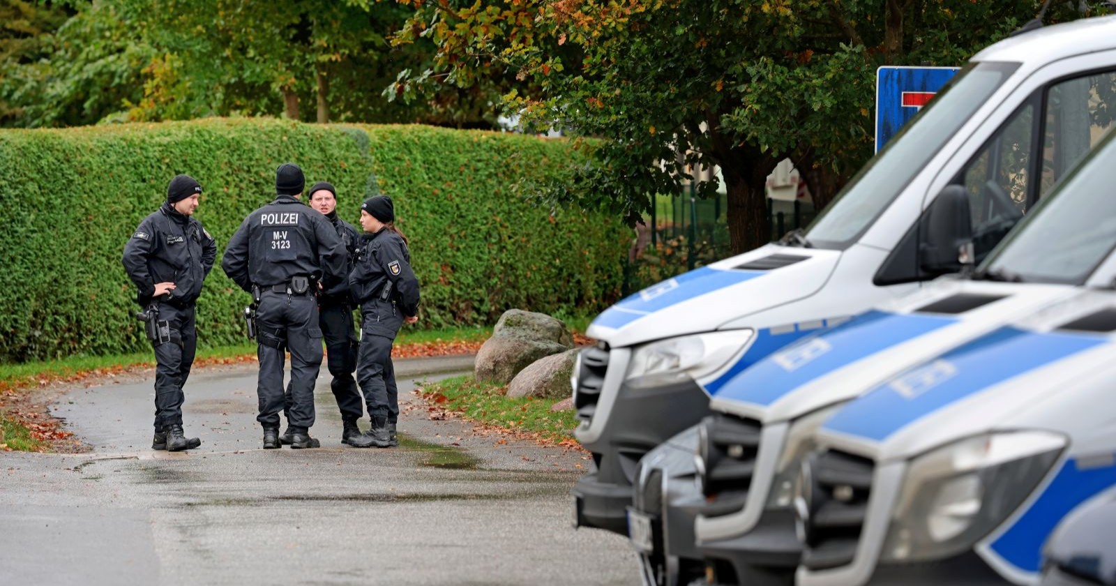 Mehrere Polizisten und Einsatzfahrzeuge im Einsatz bei Güstrow während der Ermittlungen zum Tod des achtjährigen Fabian.