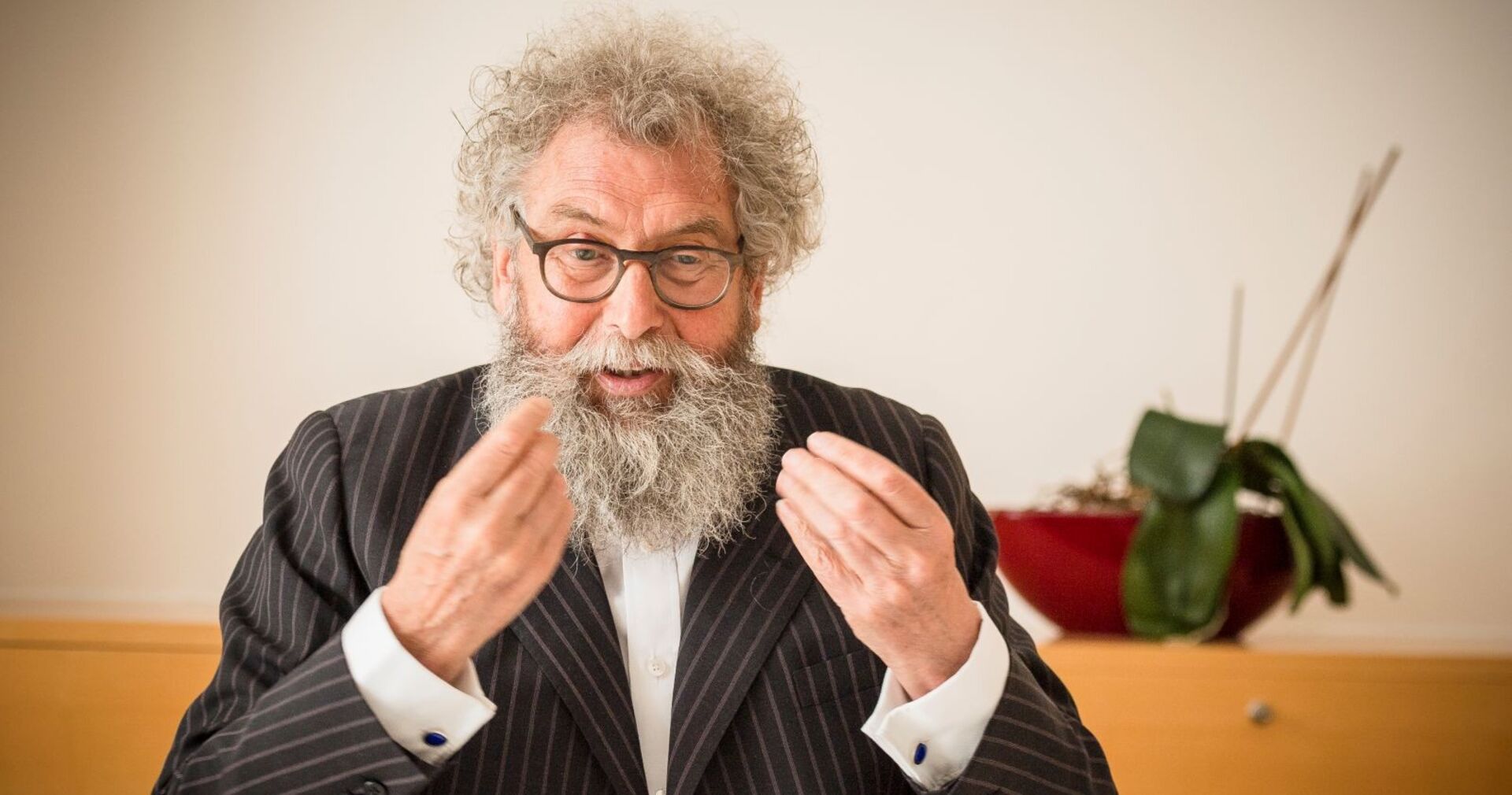 Werner Lampert während eines Gessprächs.