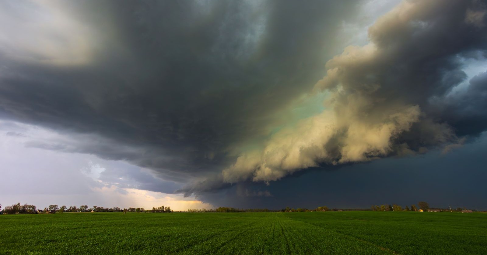 Gewitterwolken am Himmel, dunkle schwere Gewitterwolken, Superzelle