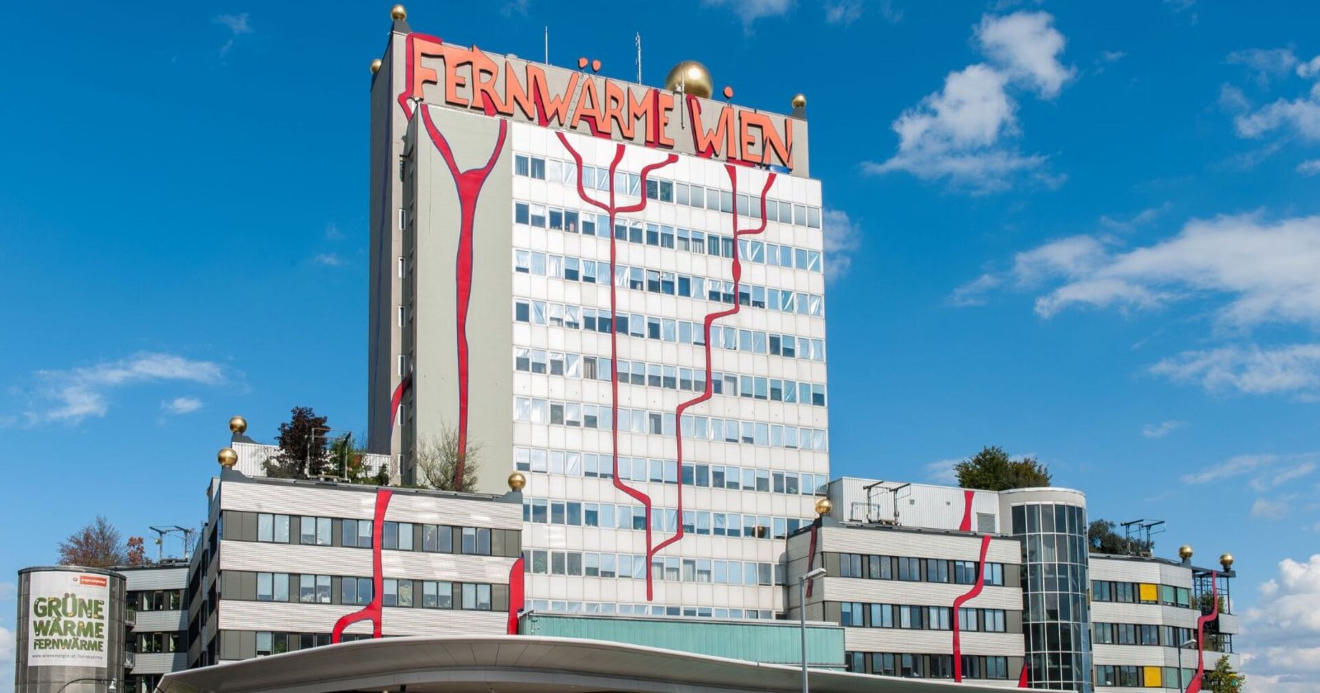 Außenansicht der Wiener Fernwärme betrieben von Wien Energie in der Spittelau im neunten Wiener Gemeindebezirk Alsergrund