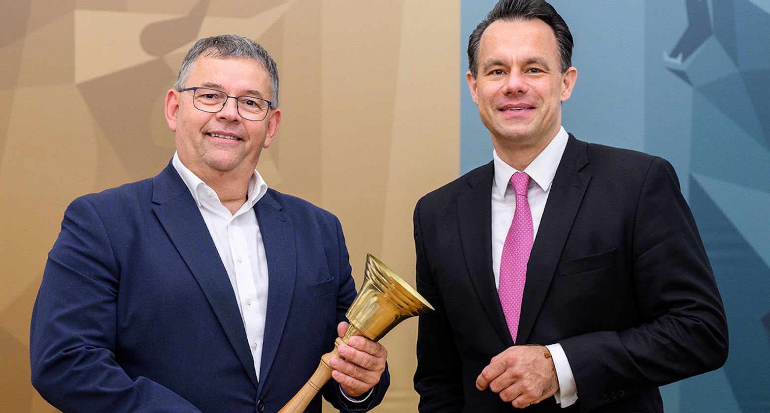 Christian Faymann mit Glocke in der Hand und Christoph Boschan