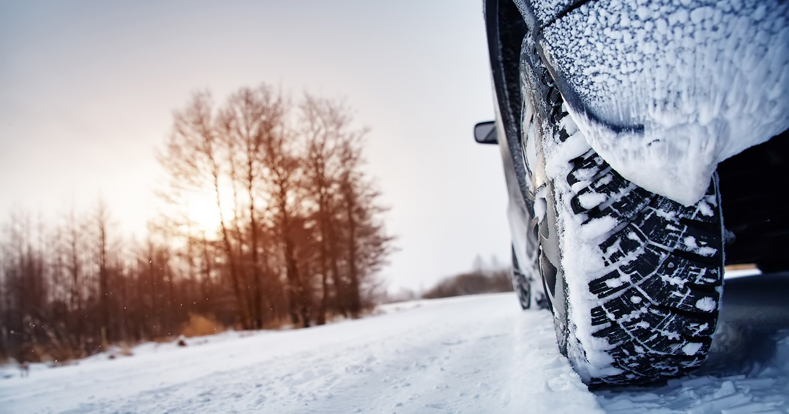 Auto mit Winterreifen im Schnee | Credit: iStock.com/LeManna