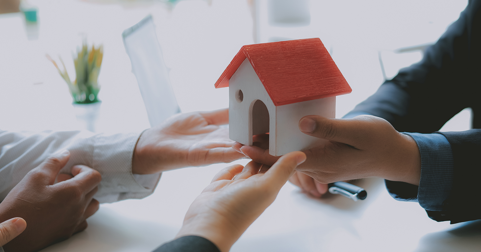 Handshake beim Hausverkauf | Credit: iStock.com/psisa