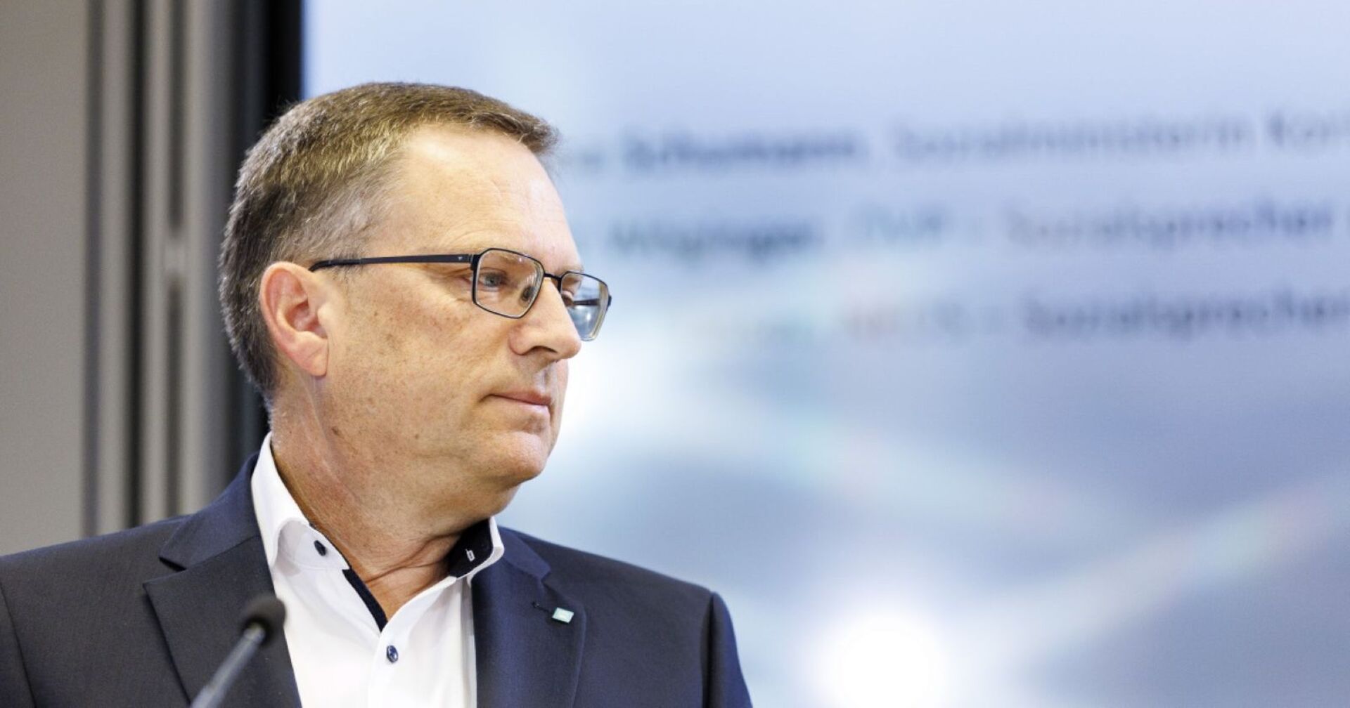 August Wöginger mit ernstem Gesichtsausdruck