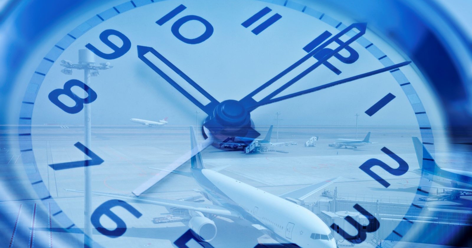 Symbolfoto: Große Uhr mit Blick auf Flugzeuge am Flughafen, Sinnbild für Jetlag und Zeitverschiebung.