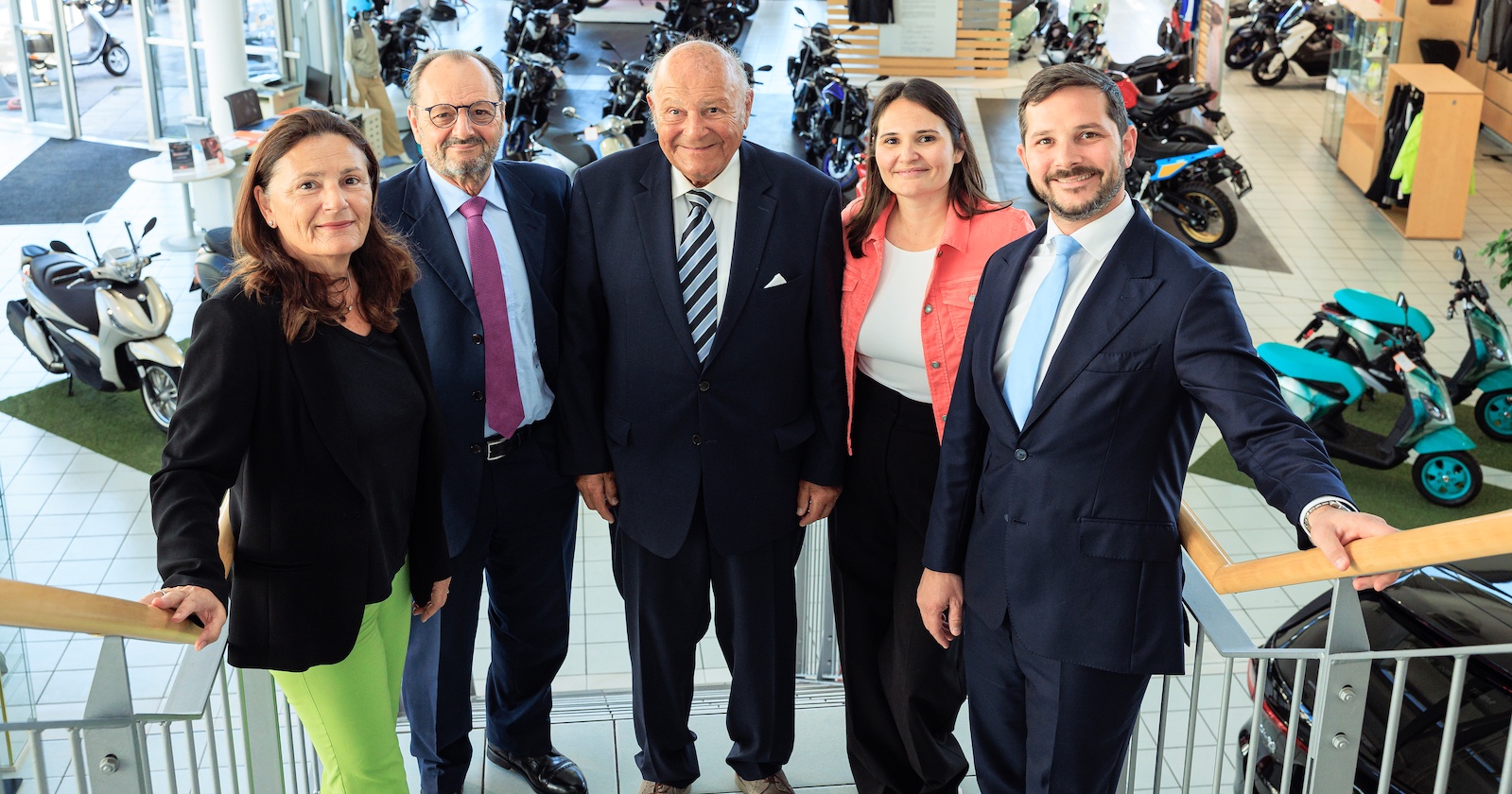 Familie, nebeneinander auf einer Stiege stehend