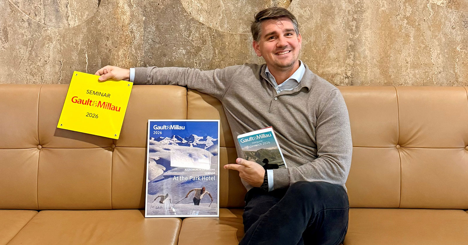 Alex Nemetz mit seiner Auszeichnung in der Hand | Credit: At the Park Hotel