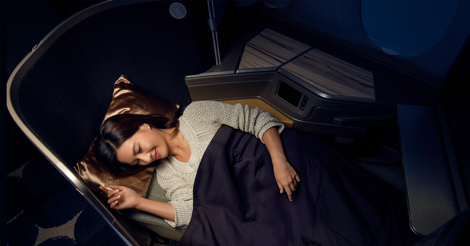 Weiblicher Fluggast schläft in der Business Class | Credit: China Airlines