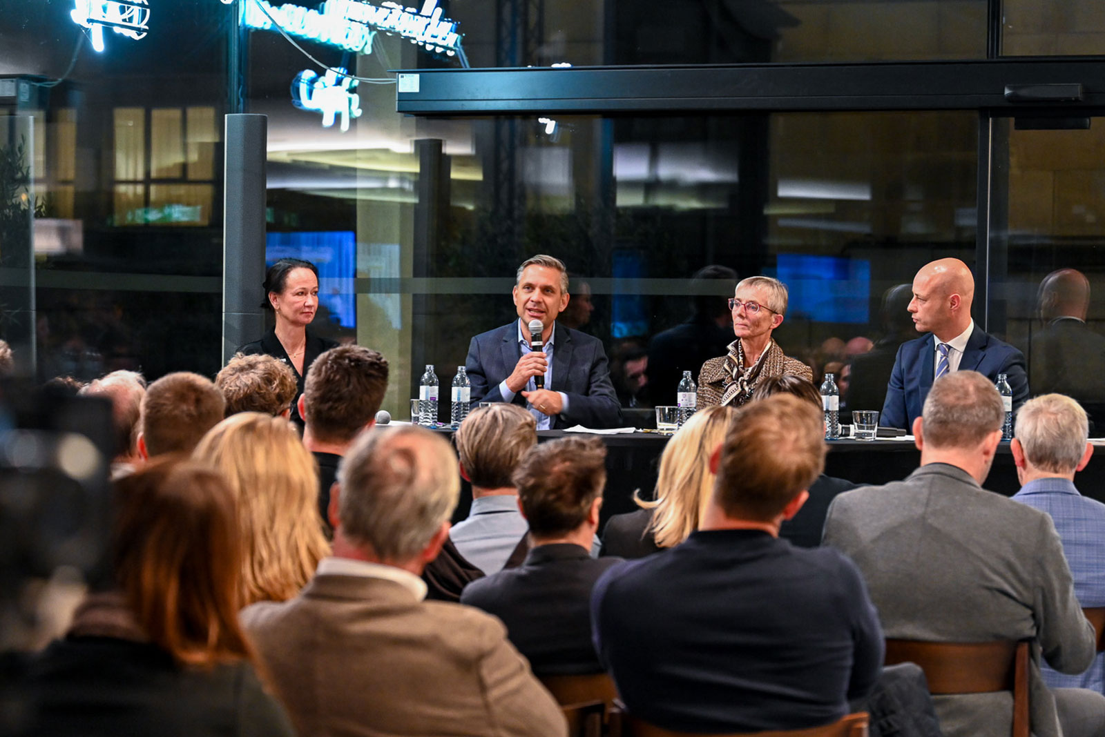 Mag. Martin Hajart, Mag. Dr. Wolfgang Hattmannsdorfer, Univ.-Prof. Dr. Stefanie Lindstaedt und Helga Honeder | Credit: Lea-Sophie Hiegelsberger