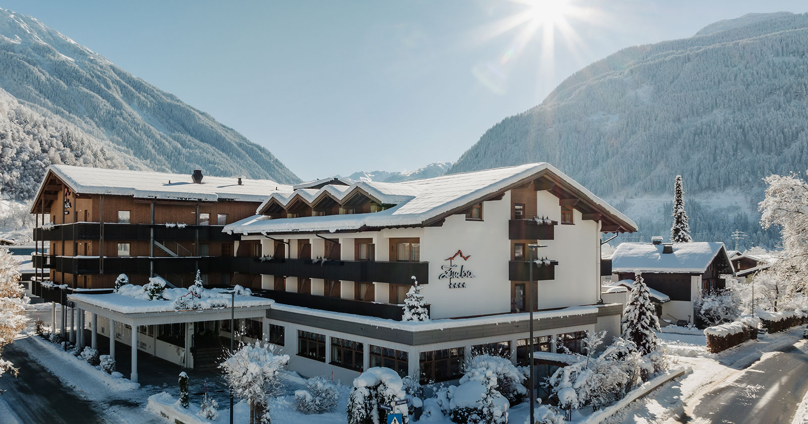 Hotel vor winterlicher Kulisse von außen | Credit: Hotel Zimba