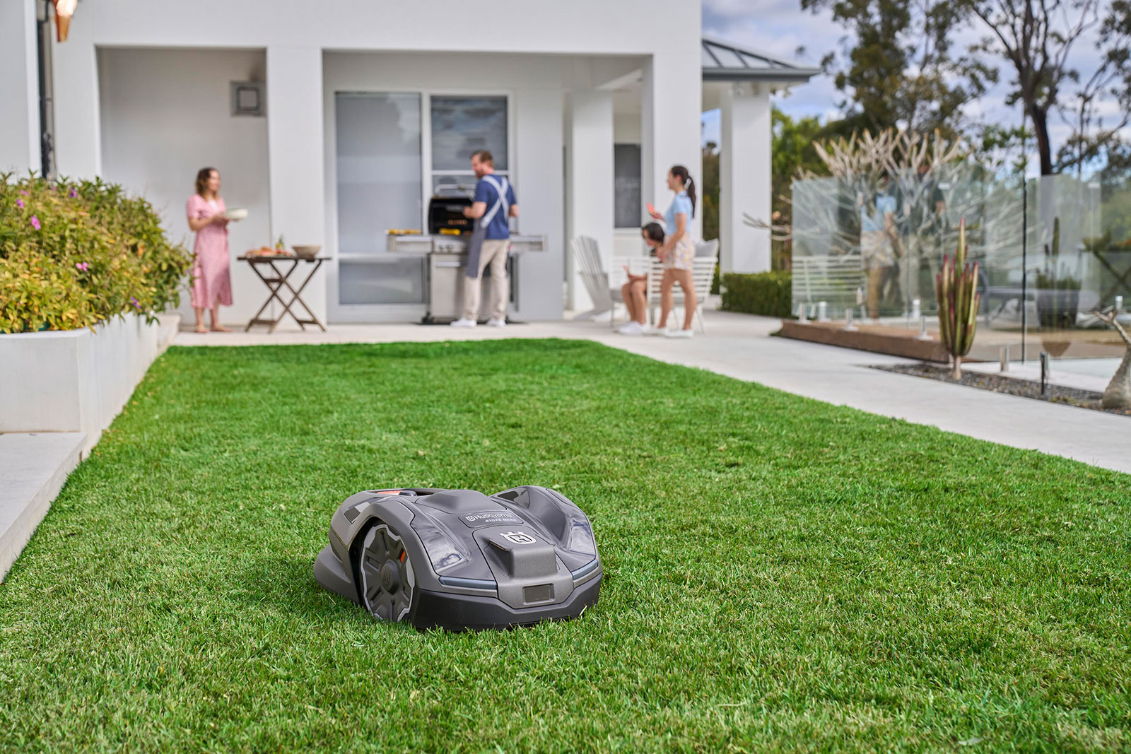 Mähroboter im Garten eines modernen Wohnhauses | Credit: Husqvarna