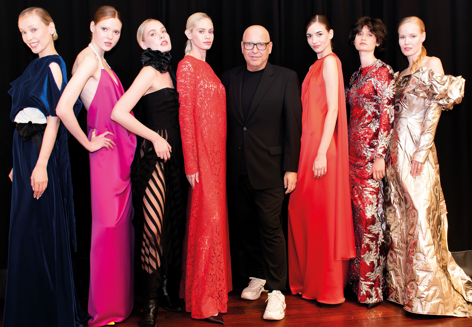 Modedesigner Juergen Christian Hoerl JCH posiert mit Models für ein Gruppenfoto | Credit: Barbara Neubauer