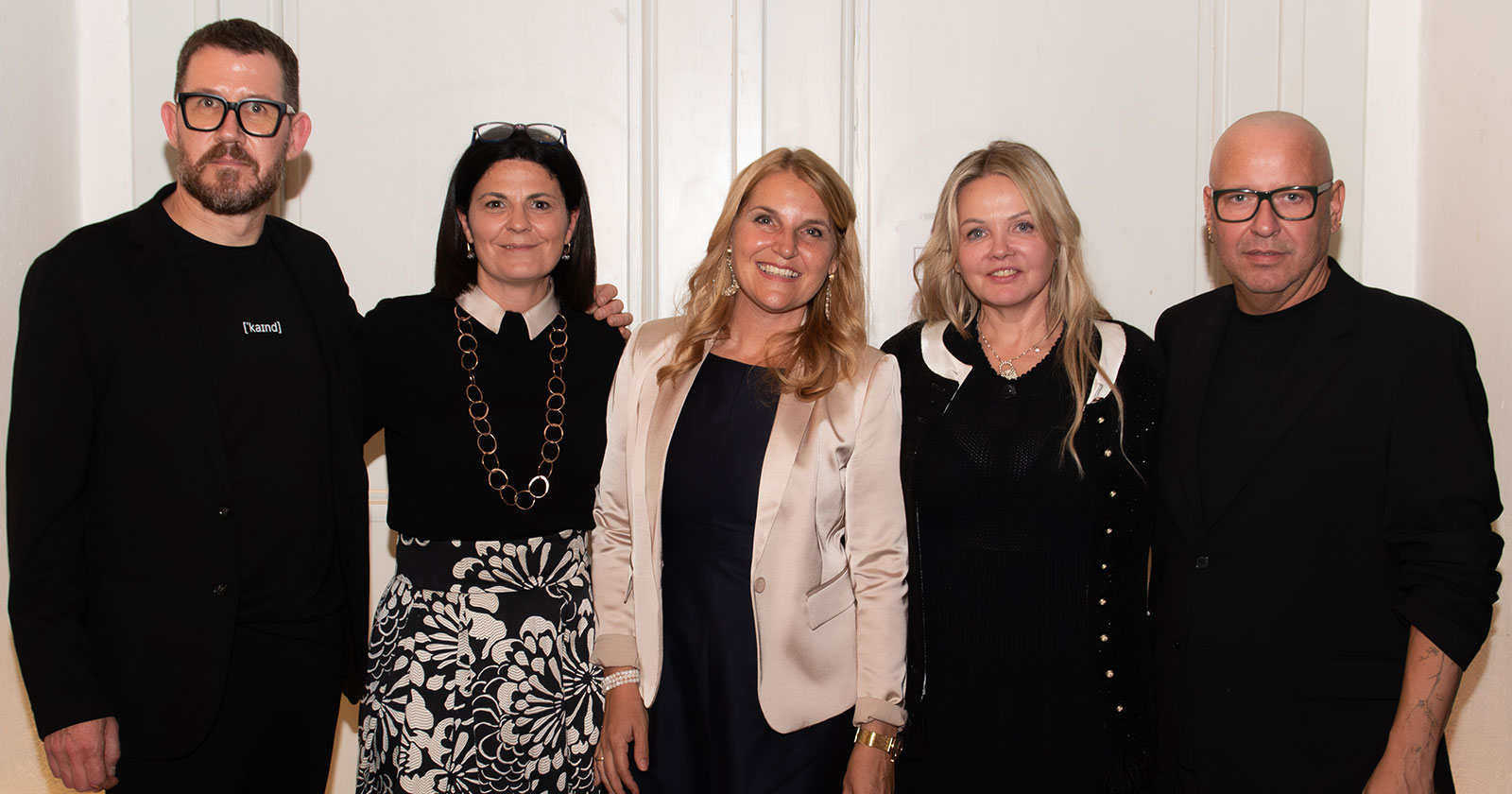 Frauen und Männer posieren für ein Gruppenfoto | Credit: Barbara Neubauer