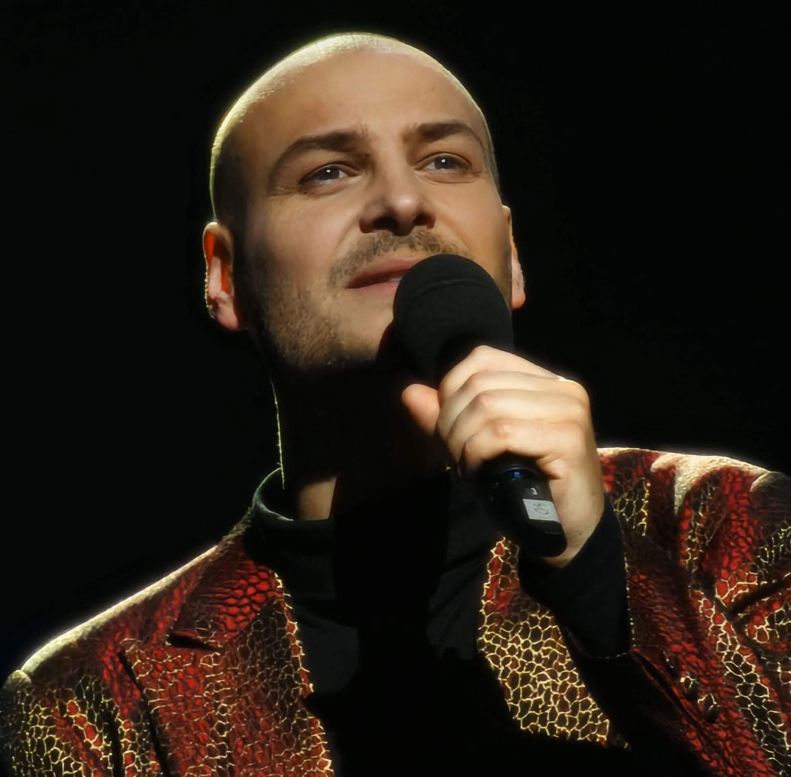 Sänger singt Songs von Elton John auf der Bühne | Credit: The Musical Sound