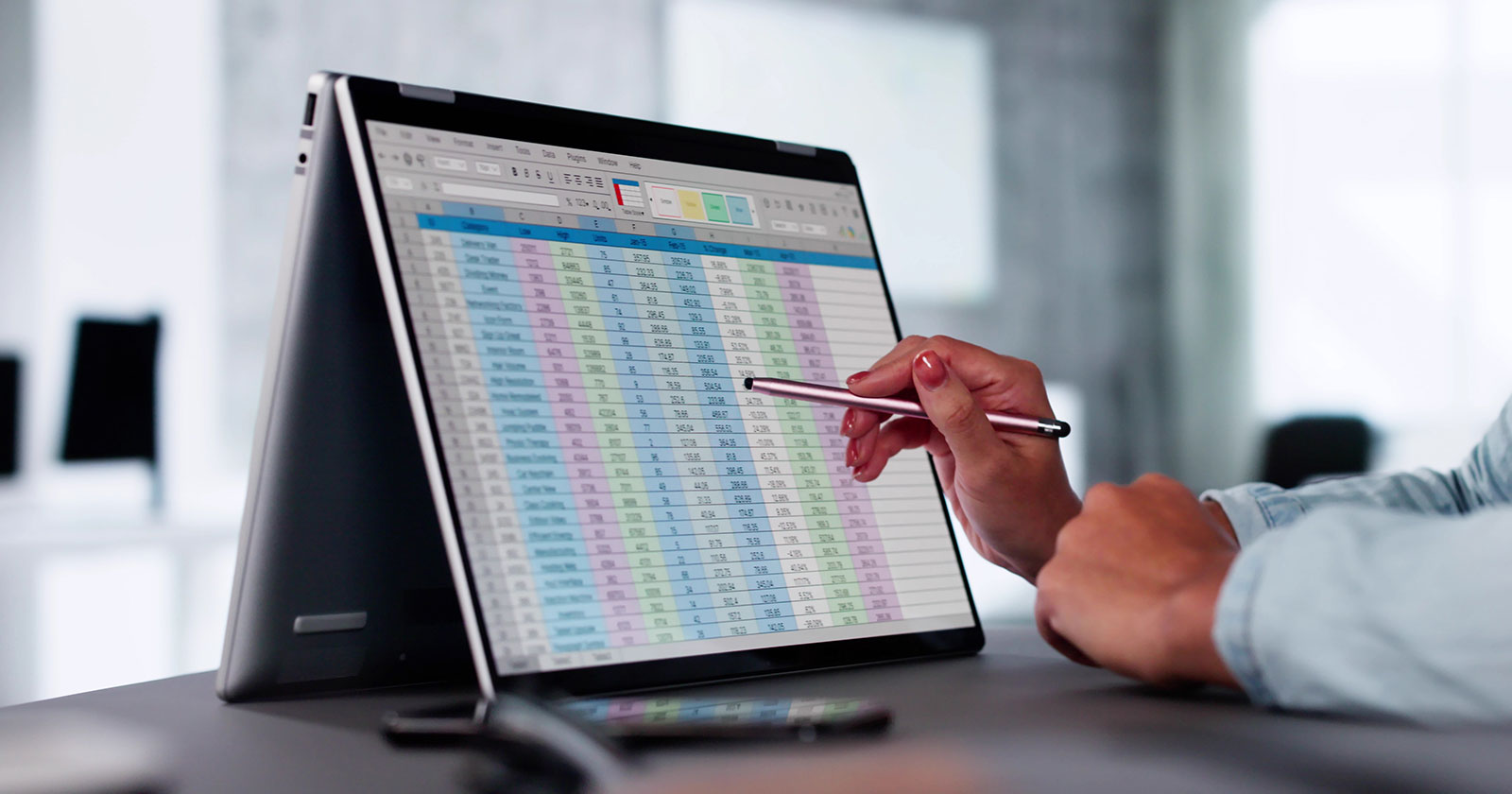 Mann studiert die Bilanzen auf seinem Notebook | Credit: iStock.com/AndreyPopov