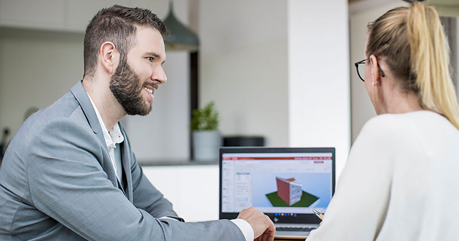 Junger Mann berät Kundin in puncto Energieausweis | Credit: Salzburg AG