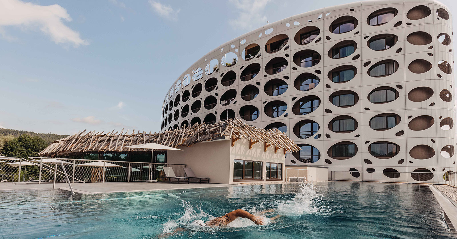 Modernes Hotel am See von außen | Credit: Seepark Wörthersee Resort