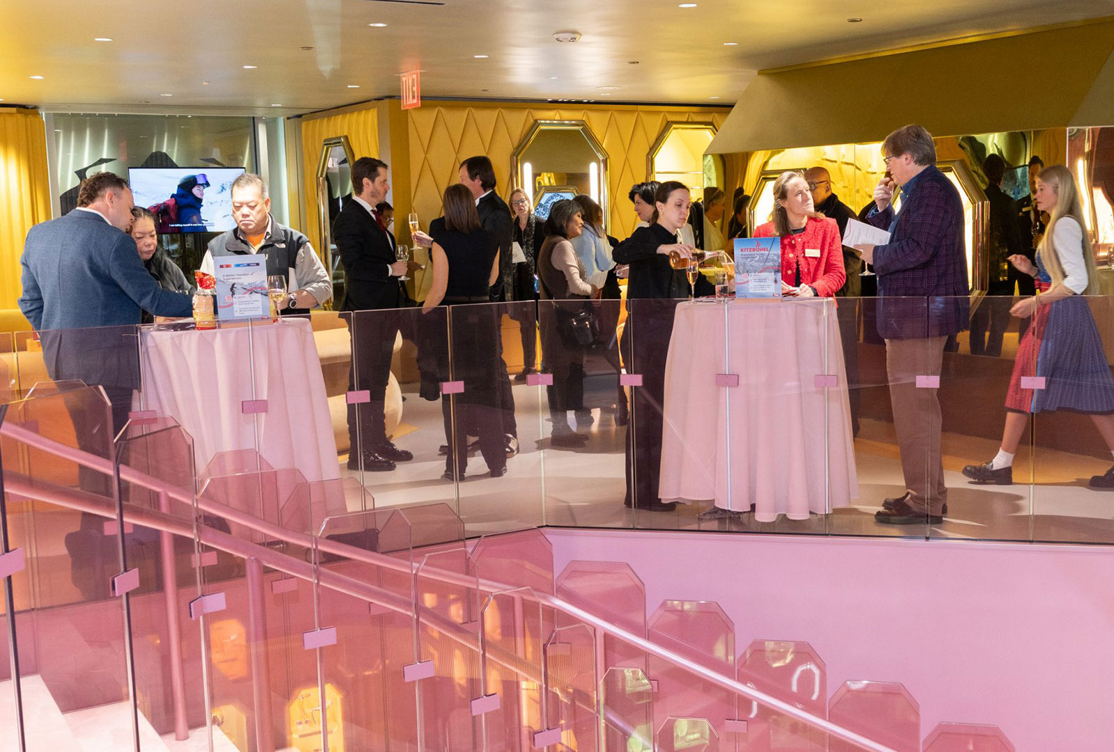 Stehtische mit Gästen im Rahmen einer Gala | Credit: Austrian Tourist Office / CJ Rivera