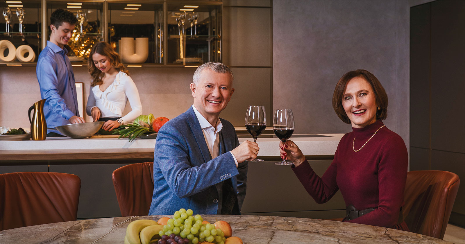 Familie sitzt am Esstisch | Credit: Tischlerei Maier