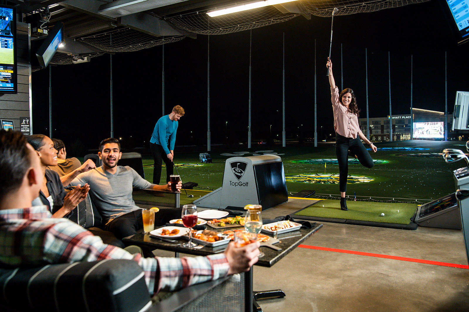 Junge Golferin jubelt nach erfolgreichem Abschlag | Credit: Topgolf Wien