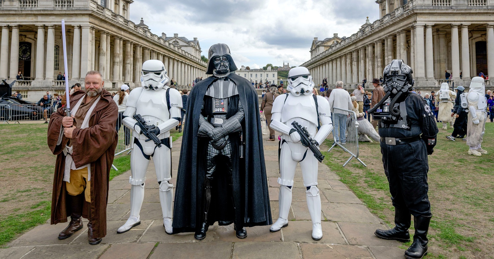Als Darth Vader, Stormtrooper und Han Solo verkleidete Star-Wars-Fans