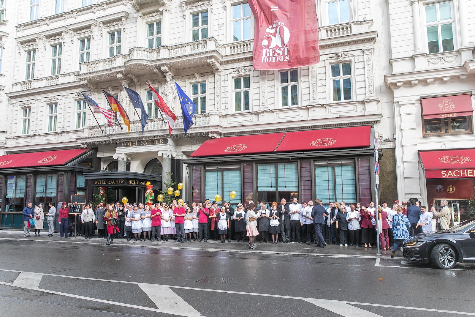 Angestellte zum Teil in Arbeitskleidung