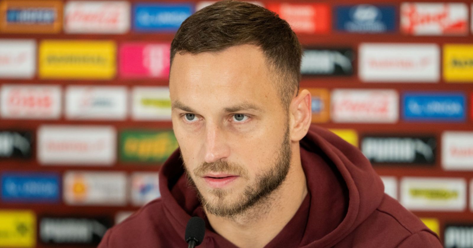 Marko Arnautovic in dunklem Hoodie vor der Sponsoren-Wand bei einer Pressekonferenz im zum ÖFB-Spiel gegen Bosnien. Er hat große Ziele.