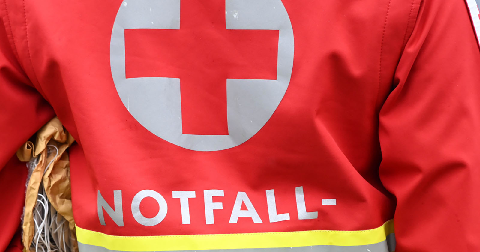 Rückseite der Jacke eines Notfallsanitäters