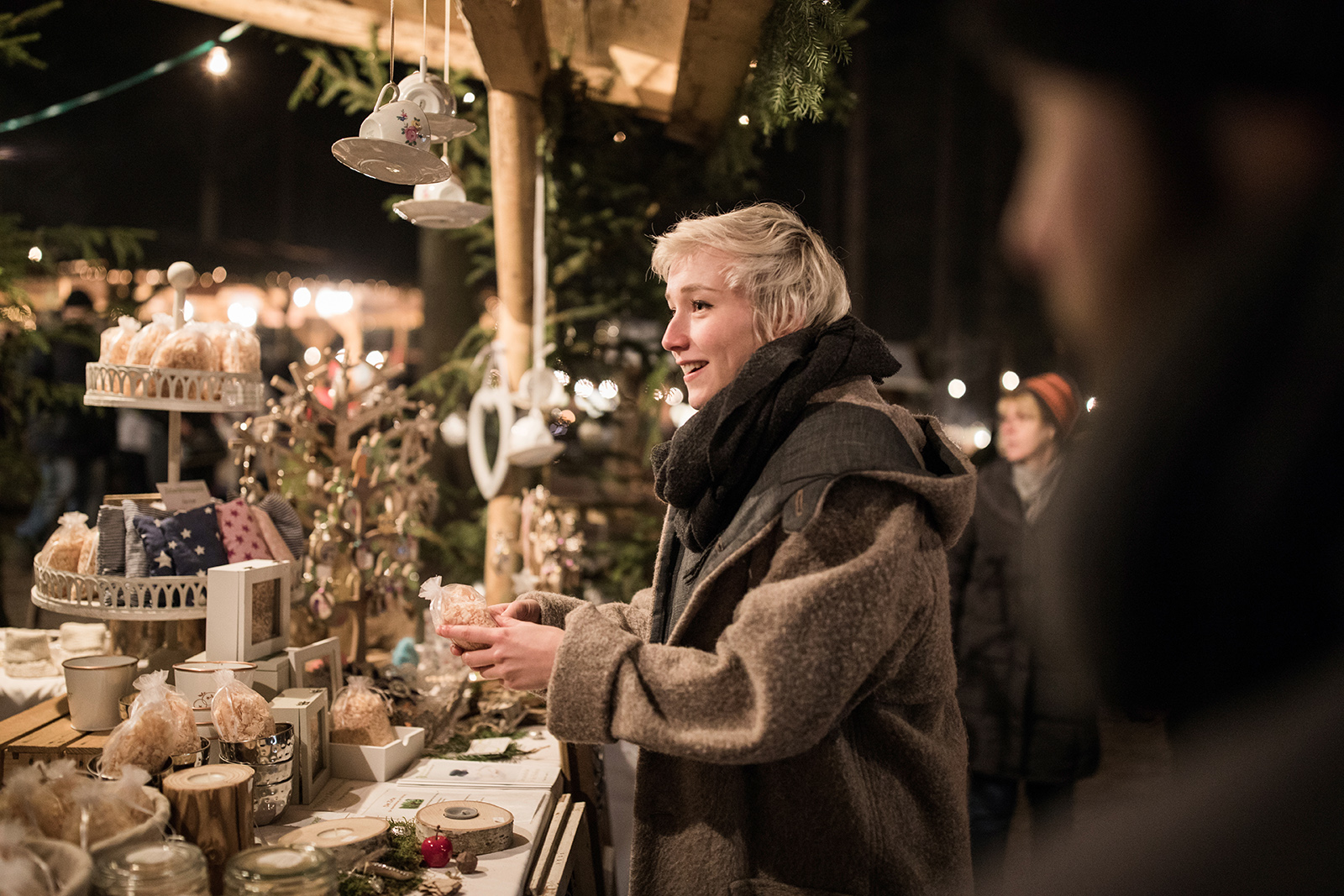 Frau am Adventmarkt | Credit: Oberösterreich Tourismus GmbH/Robert Maybach
