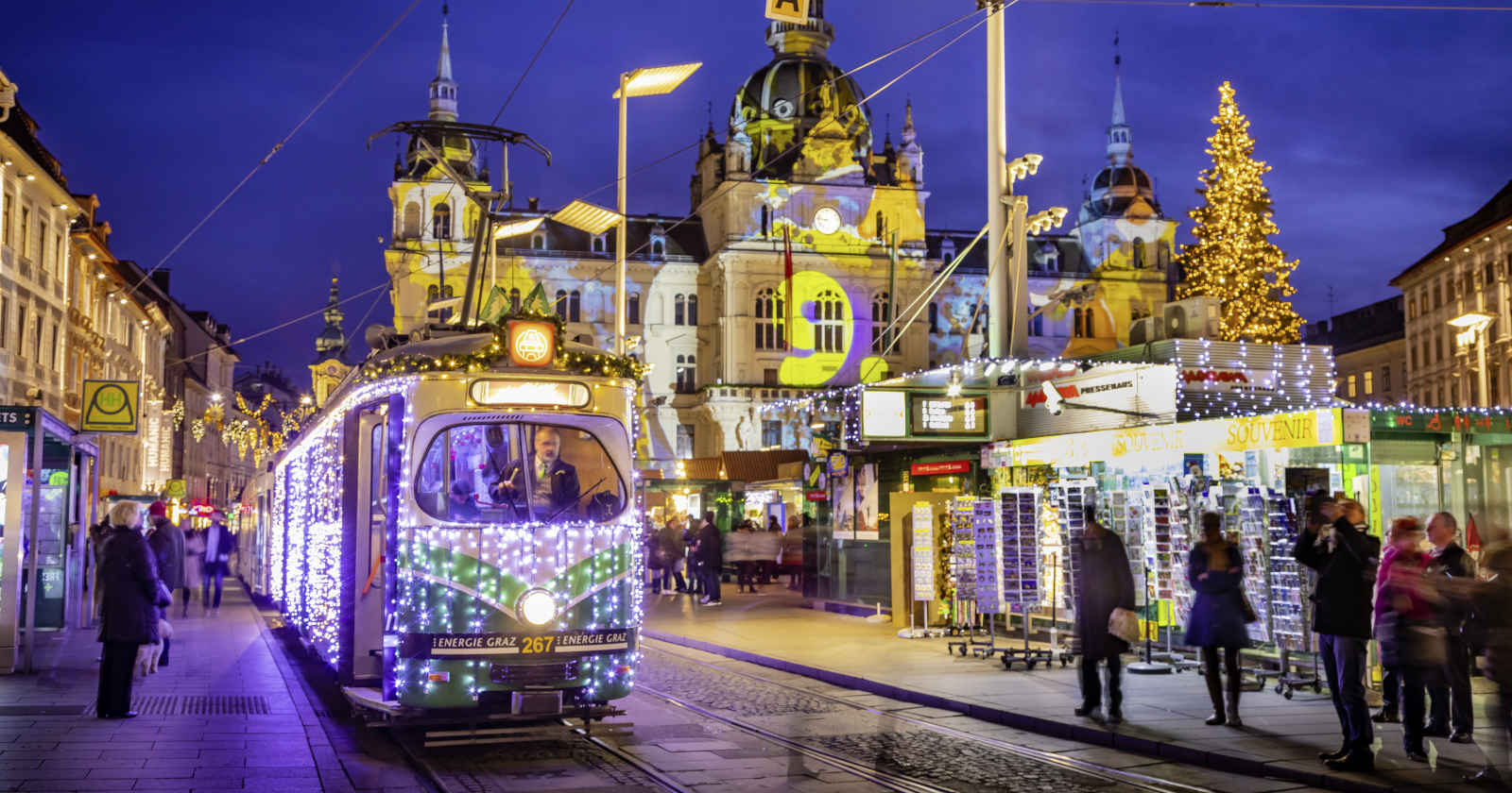 Geschmückte Bim fährt über den Hauptplatz