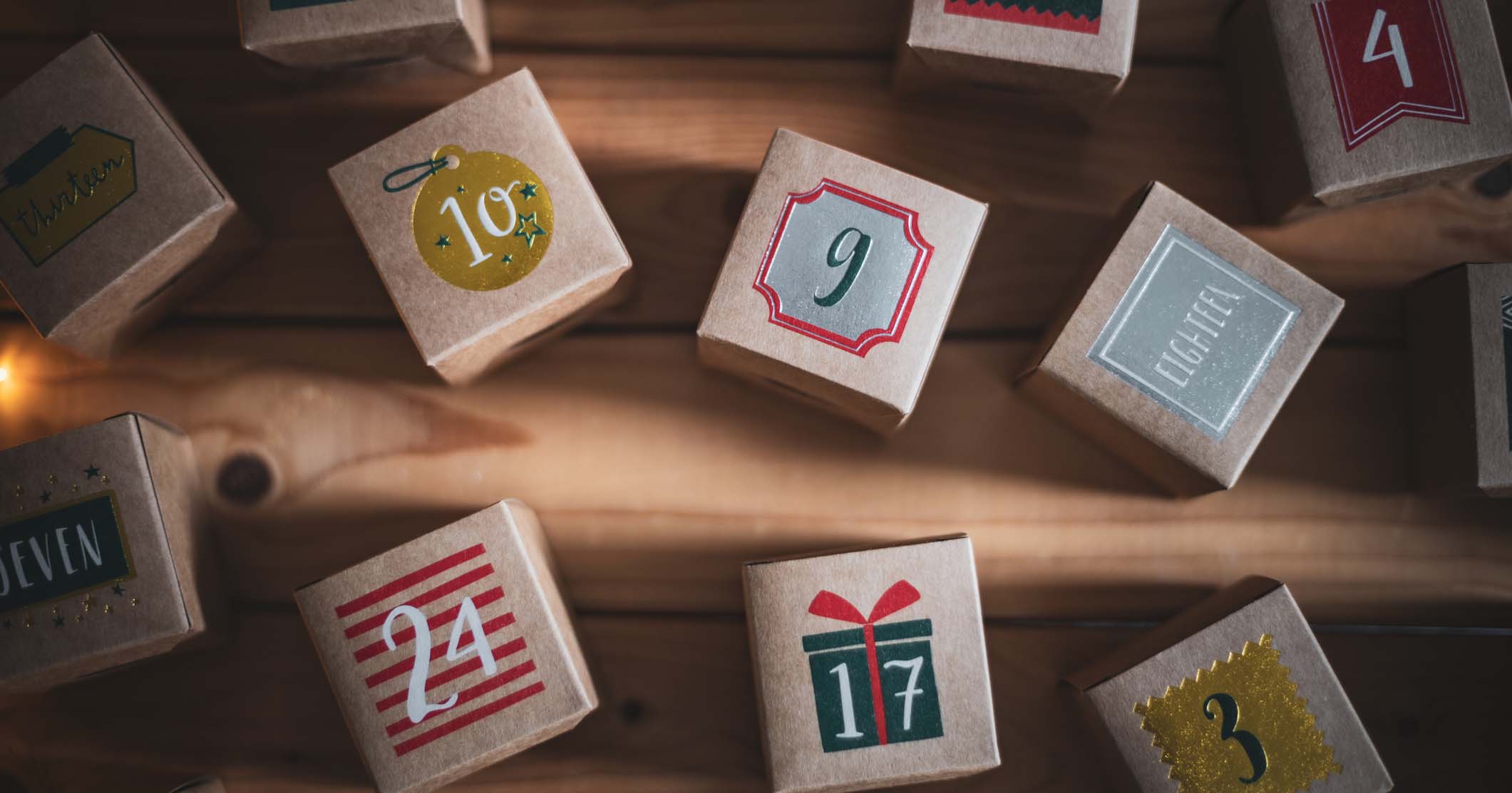 Kleine Päckchen mit Nummer, die einen Adventkalender darstellen sollen.