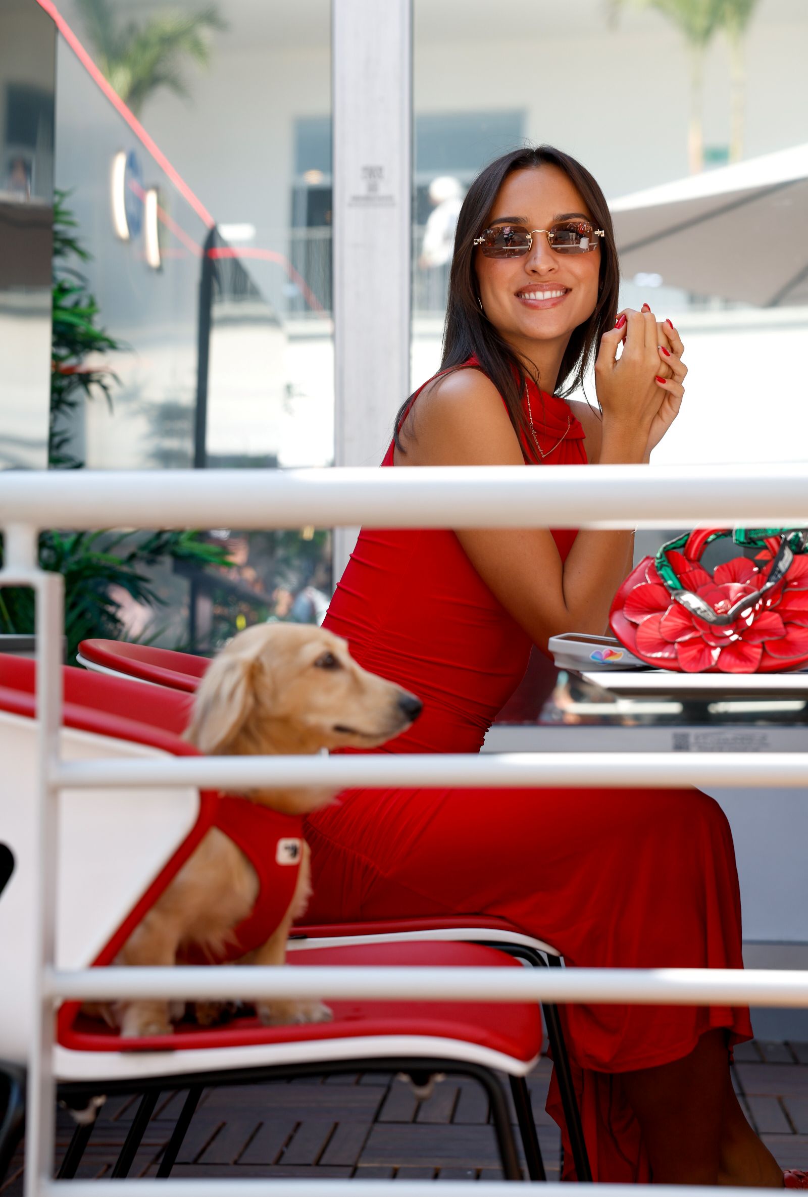 Alexandra Saint Mleux im roten Kleid mit Hund Leo im Formel-1-Paddock – stilvolle Verlobte von Ferrari-Star Charles Leclerc.